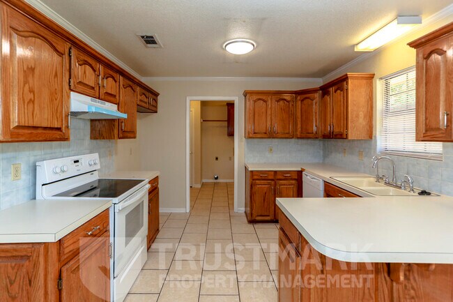 Building Photo - 800 Silver Creek Dr