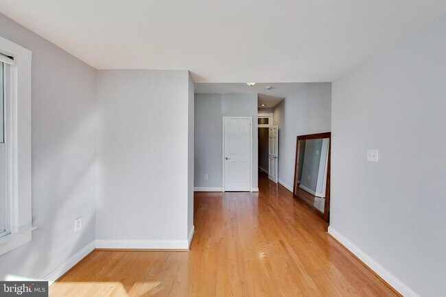 Building Photo - 1006 Otis Pl NW