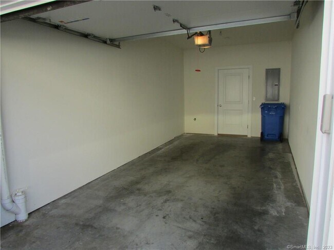 Building Photo - 19 Sherwood St
