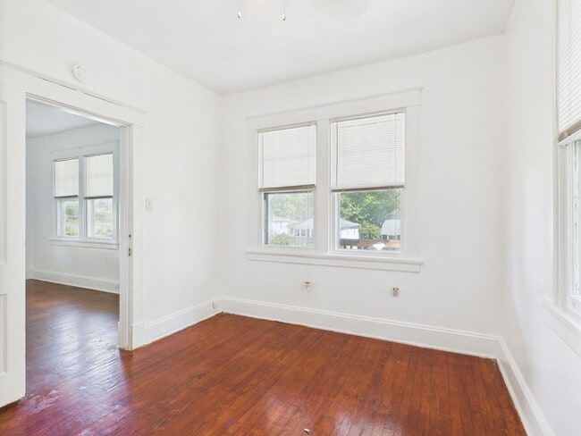 Building Photo - 2404 Yorktown Ave