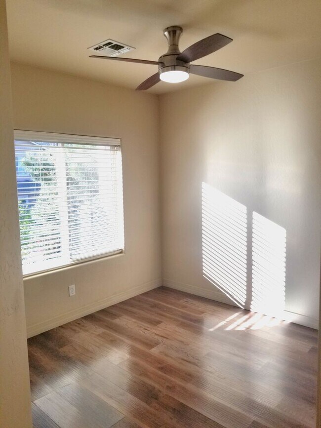 Building Photo - Beautiful, Pet Friendly, Multi-level, 2110 sqft, Luxury Townhouse w/A/C! 3 Bed, 2.5 Bath, + Loft ...