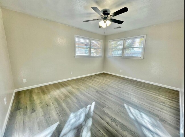 Building Photo - Pre-leasing now for 3 bed 2 bath near Texa...