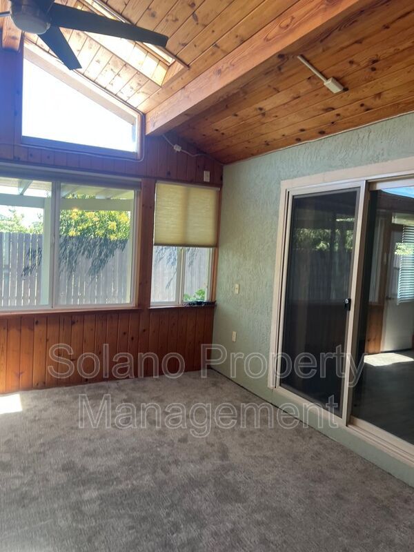 Building Photo - 142 Hillview Dr