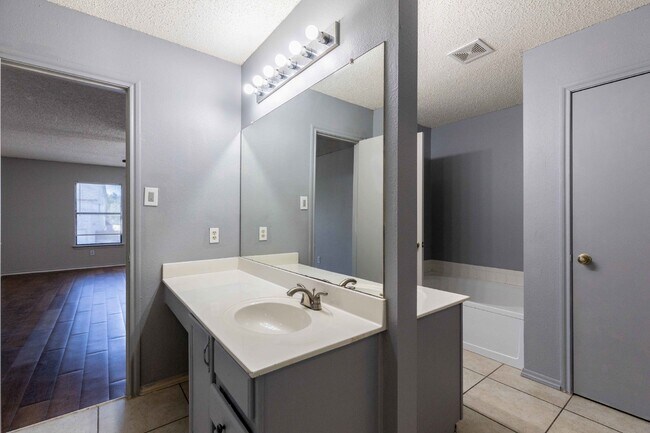 Building Photo - 8423 Parry Path