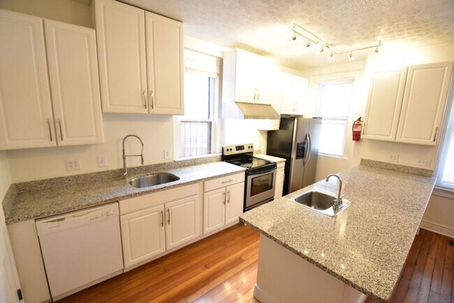 Building Photo - 2 bedroom, 2.5 bathroom brick townhouse