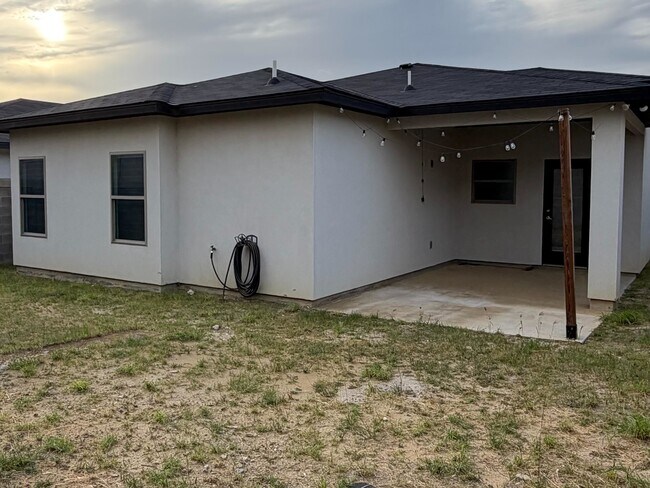 Building Photo - 1717 Fresnillo Dr