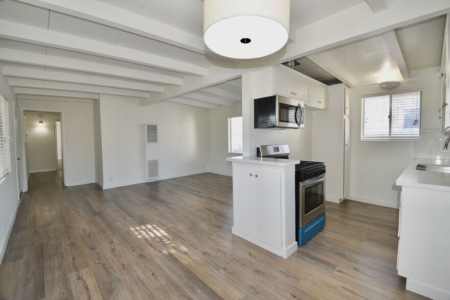 Building Photo - 6125 Whitsett Ave