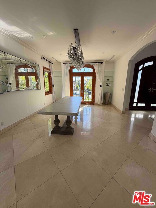 Building Photo - 9033 Cresta Dr