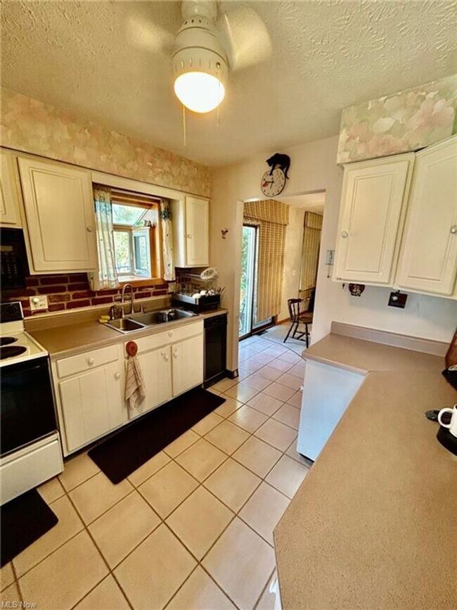 Building Photo - Lakeview 3 Bedroom  1.5 Bath  Home for Ren...