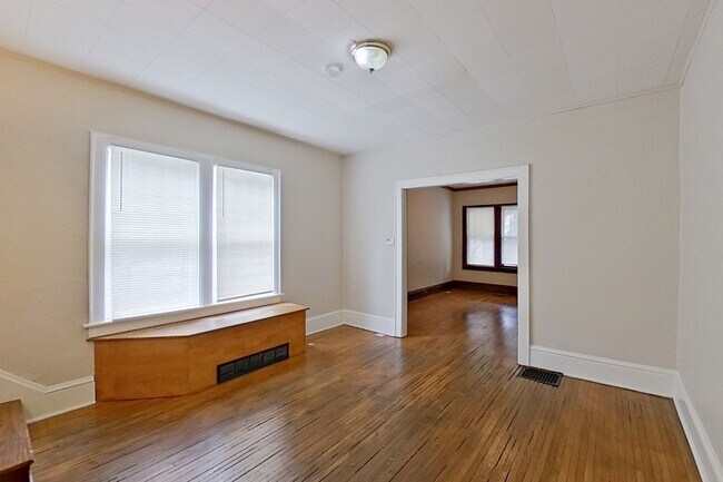 Building Photo - 461-463 Reinhard Ave