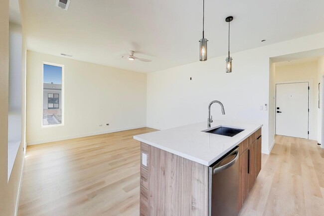 Building Photo - 1950 W Lawrence Ave