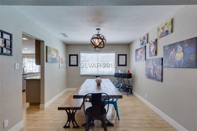 Building Photo - 6BD/5BA!! POOL/SPA!!