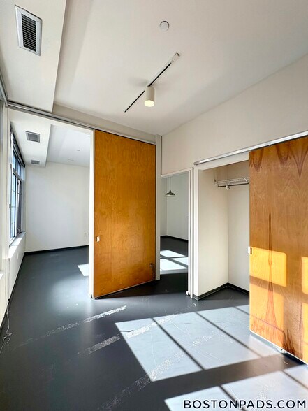 Building Photo - 160 E Berkeley St