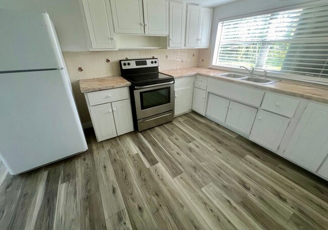 Building Photo - Newly Renovated 3/1 House with 2 car garag...