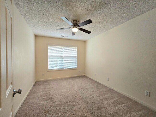 Building Photo - 3682 Beacon Dr