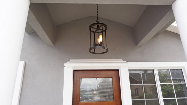 Building Photo - 10065 Arleta Ave