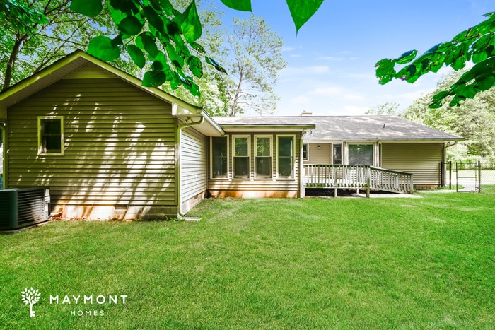 Building Photo - 525 Knollwood Dr