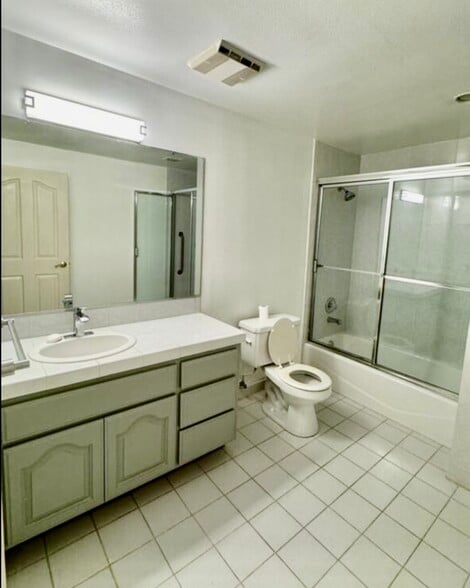 Building Photo - 2618 N Vermont Ave