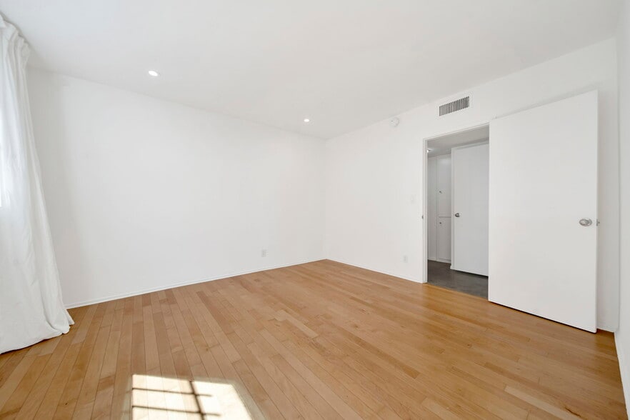 Building Photo - 7767 Hollywood Blvd