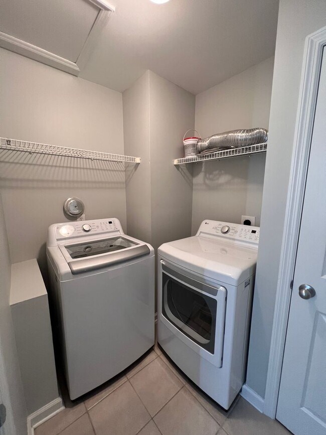 Building Photo - 1033 Masons Pl Cir