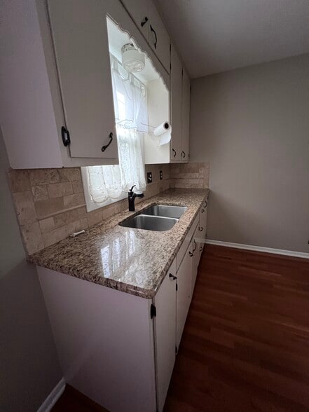 Kitchen, granite countertips - 8120 Burdette St