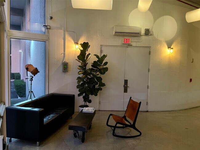 Building Photo - 444 N E St