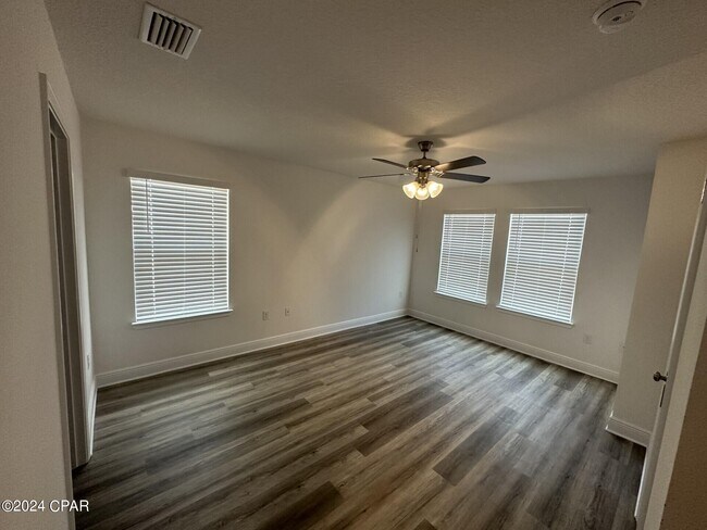 Building Photo - 488 Melrose Wy