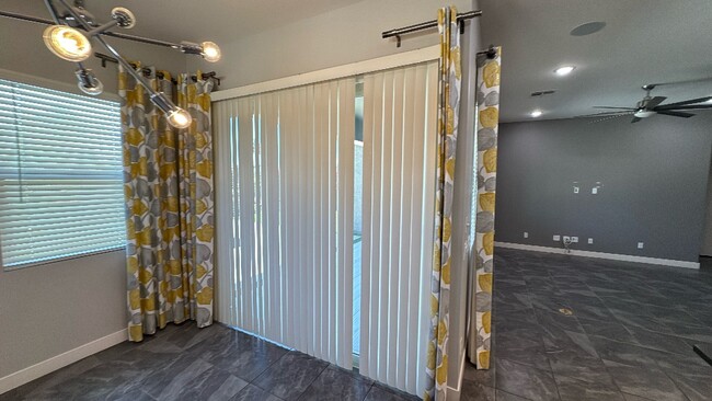 Building Photo - 5 bedroom 3.5 bath in Goodyear