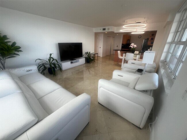 Building Photo - 100 Lincoln Rd