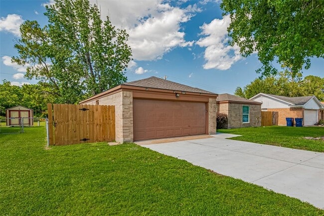 Building Photo - 7926 Jonquil Dr