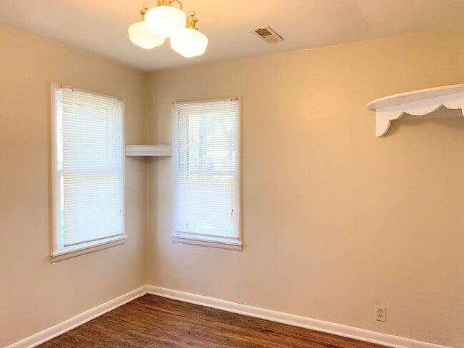 Building Photo - Cozy 2 bedroom home