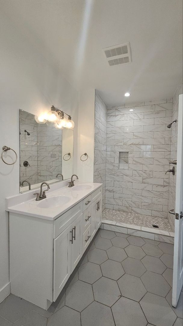 Building Photo - 1100 W 45th St