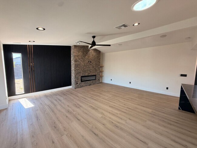 Building Photo - Updated 3 Bed / 2Bath Northeast Phoenix Home Ready for Immediate Move In w/ NO Carpet!