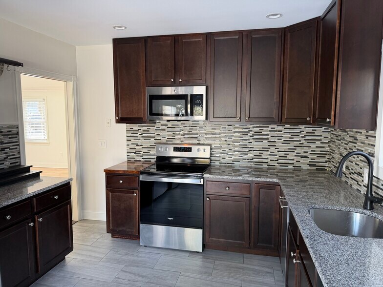 Building Photo - 53 Morris St