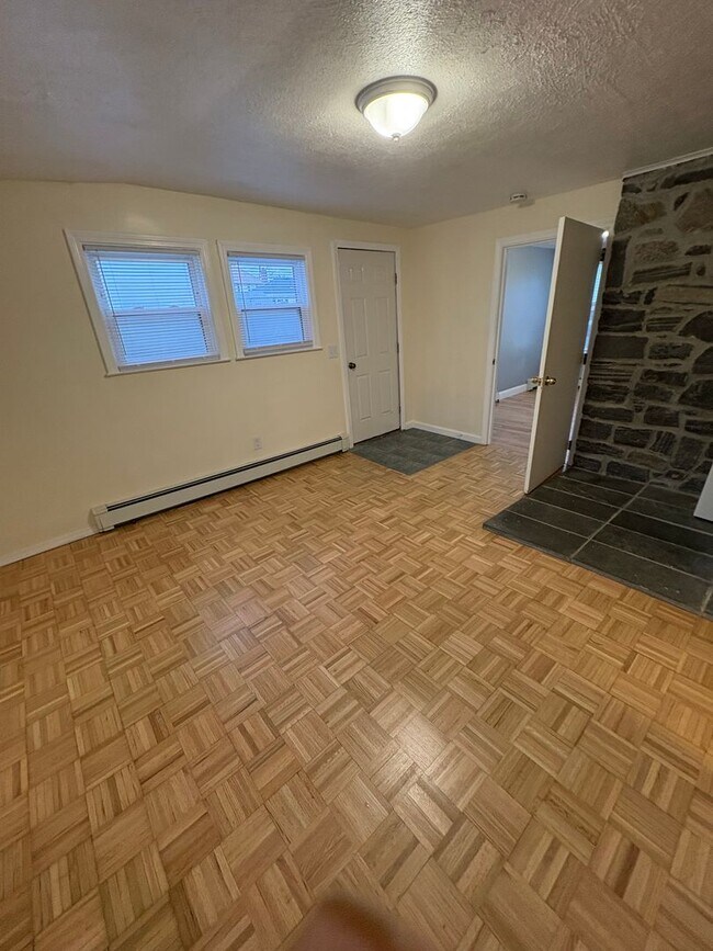 Building Photo - 4-6 Oliver Ct