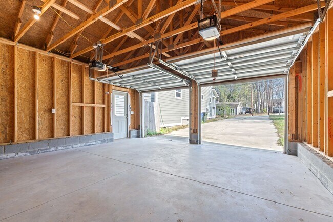 Building Photo - APPLICATIONS PENDING - Gorgeous 4be/3ba With Fenced-In Backyard