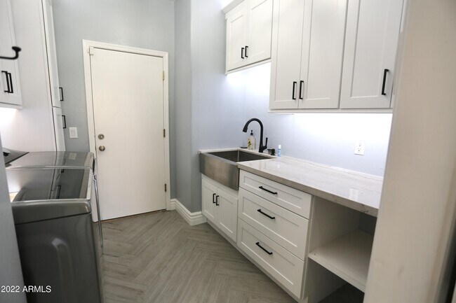 Building Photo - 1084 W Enfield Pl