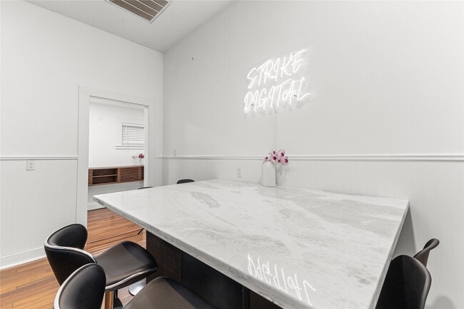 Building Photo - 315 W 9th St