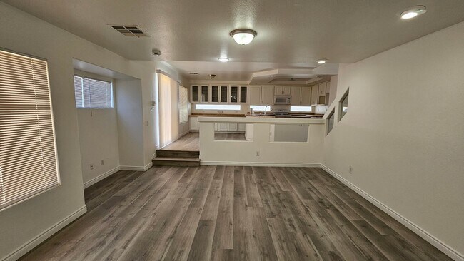 Building Photo - 4 Bedrooms near Silverado Ranch!