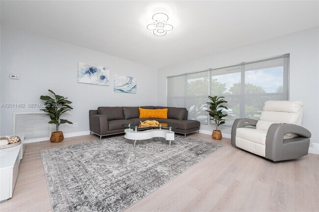 Building Photo - 810 S Rainbow Dr