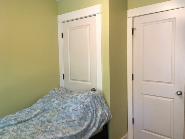Building Photo - Spacious Townhouse for Rent -- Minutes fro...