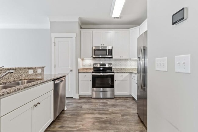 Building Photo - 730 Elmbrook Dr