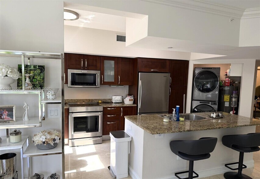 Building Photo - 20000 E Country Club Dr