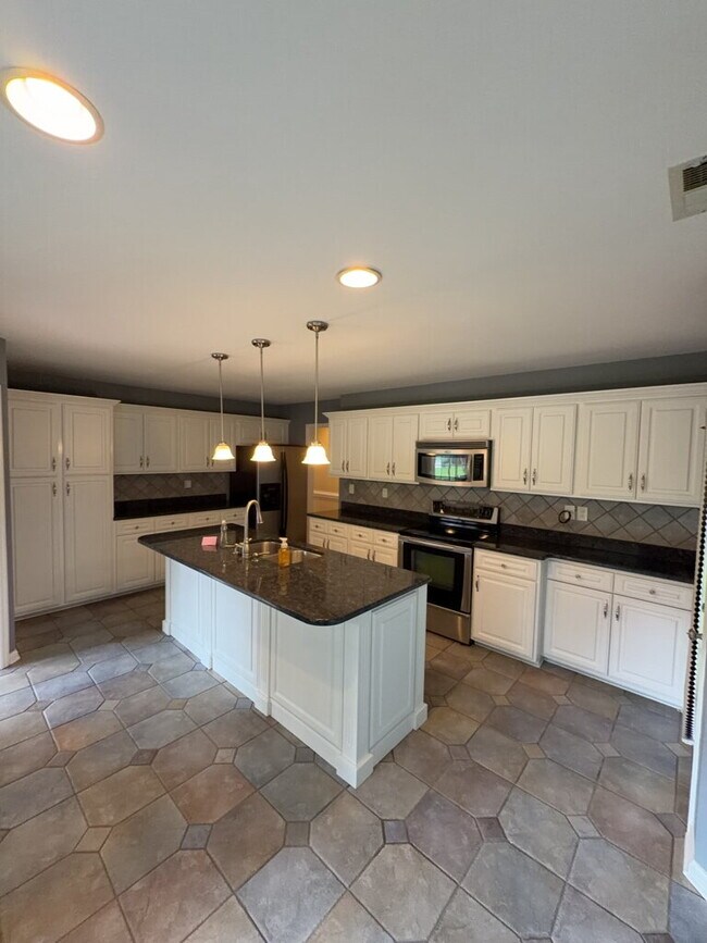Building Photo - Beautiful 4 Bedroom, 3 Bath Home-211 Bethesda Ct.