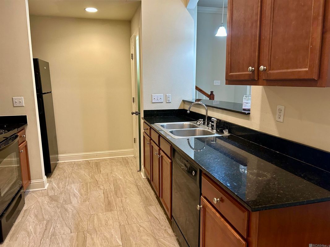 Building Photo - 2137 S Commerce Ave