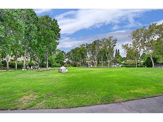 Building Photo - Large spacious 2 Bedroom in UTC
