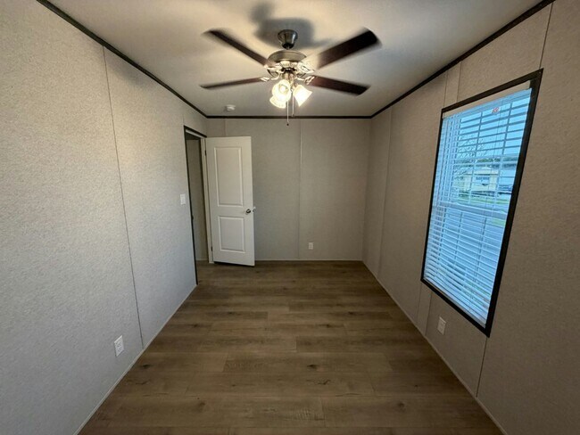 Building Photo - 204 Lakeside Garden Cir