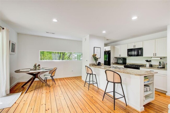 Building Photo - 241 Maynard Terrace SE