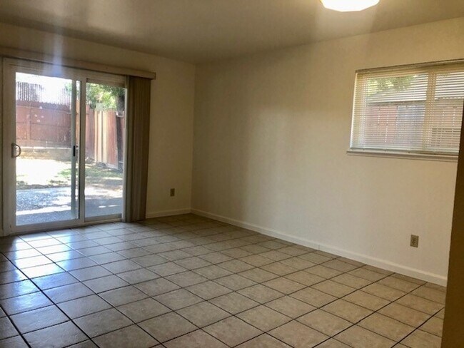 Building Photo - Nice 4 bedroom, 2 bathroom home in Citrus Heights