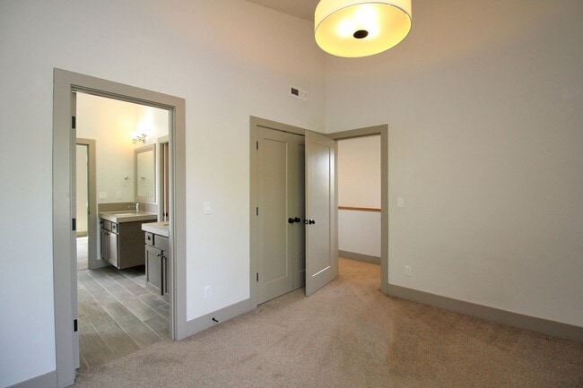 Building Photo - 2273 SE 77th Ave
